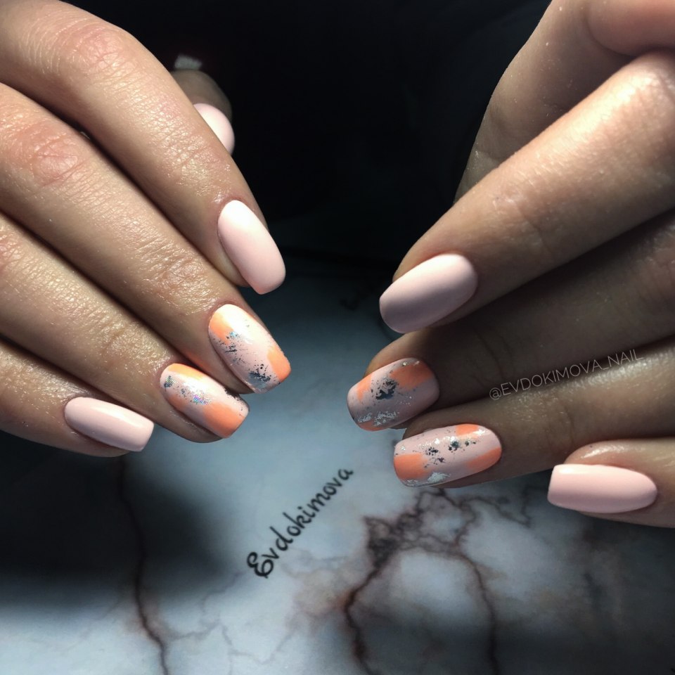 Маникюр френч с дизайном абстракция 2021