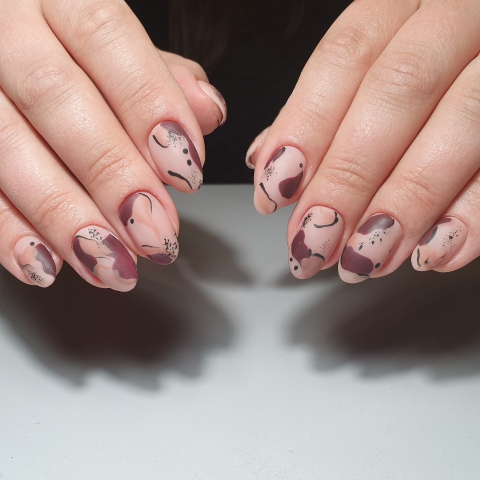 Абстрактный маникюр 2021