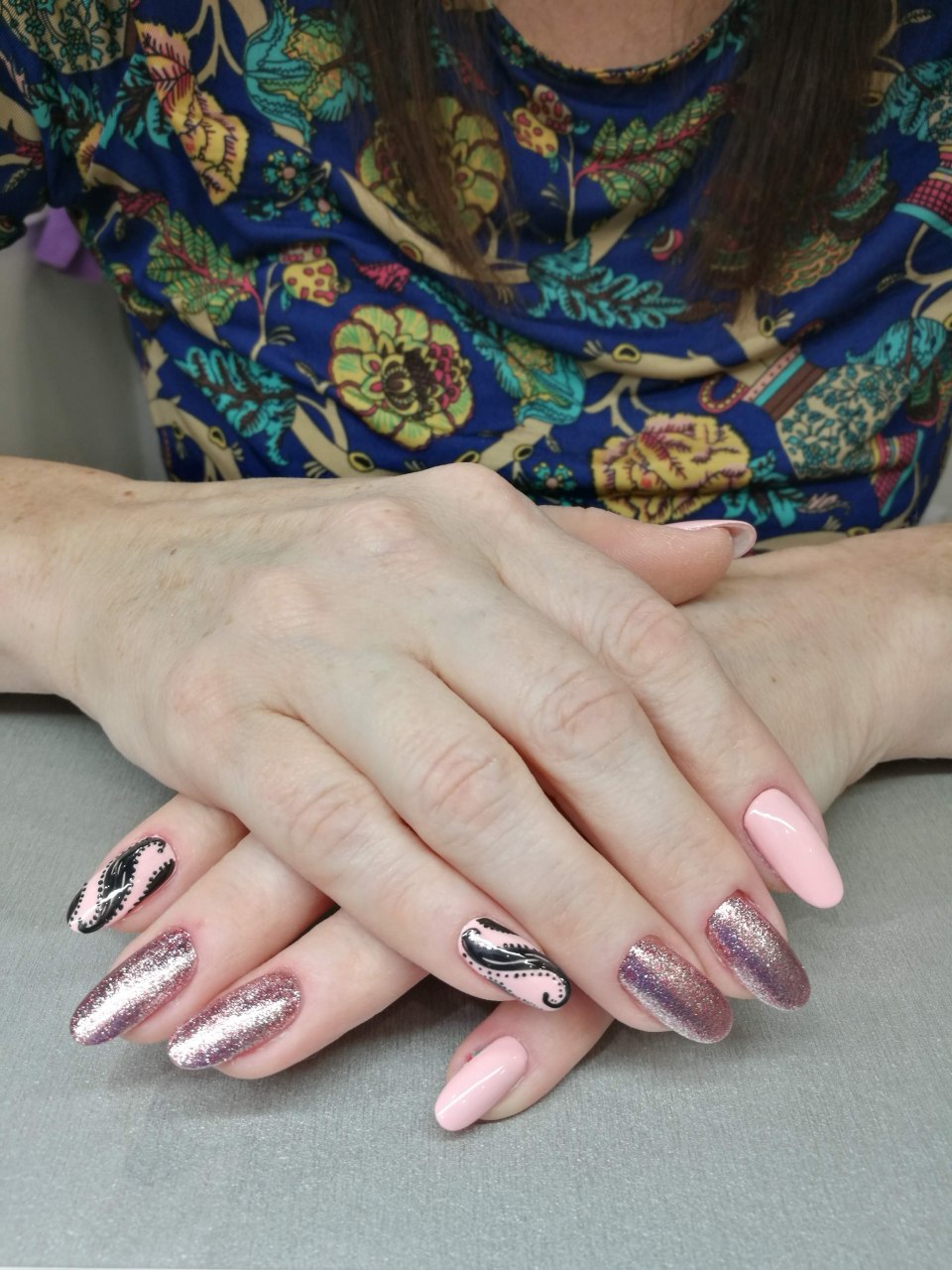 Розовый маникюр абстракция 2021