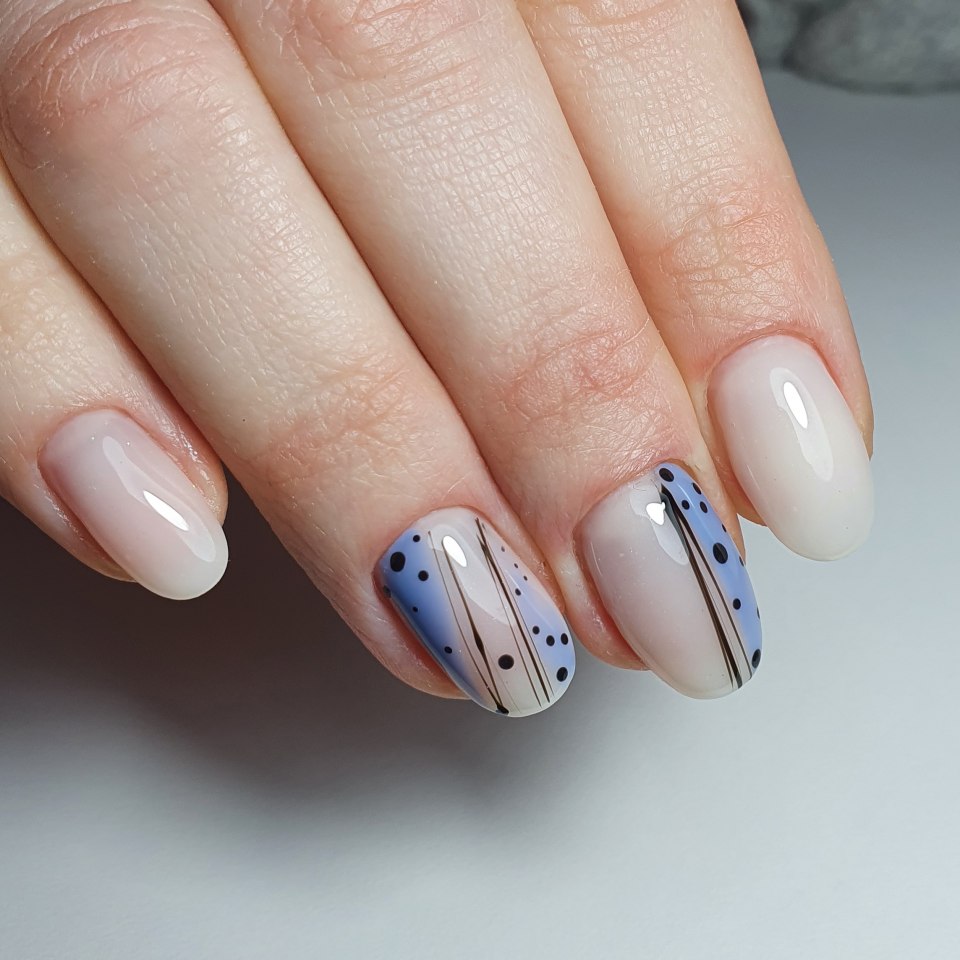 Молочный маникюр с абстракцией
