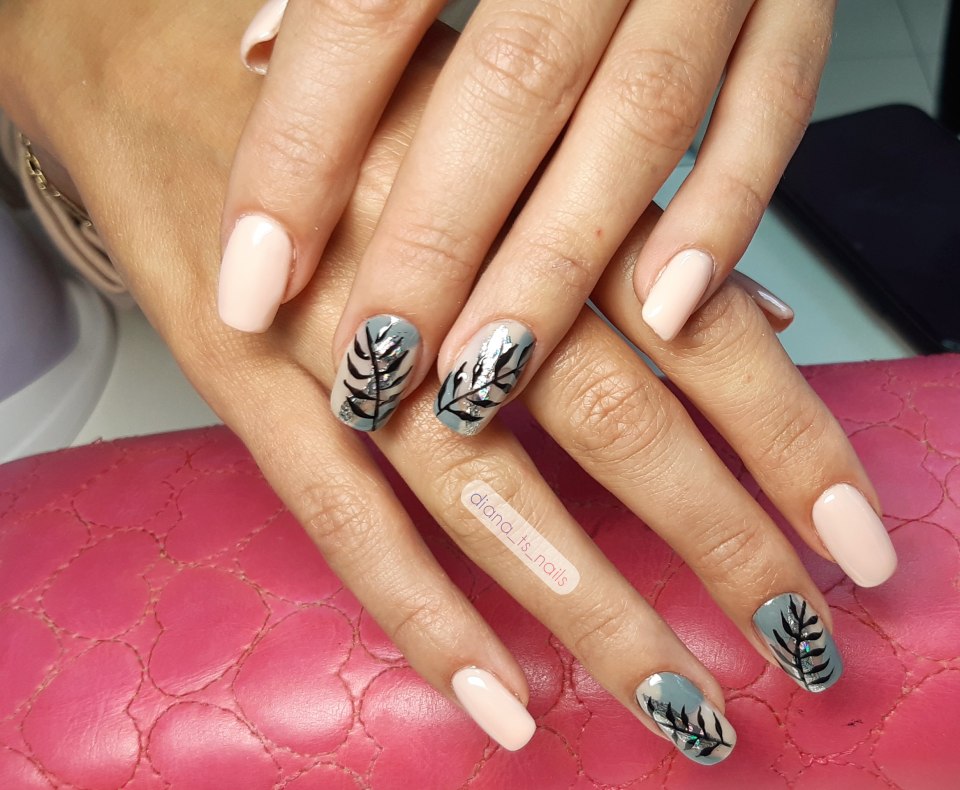 Ногти бежевые с абстракцией