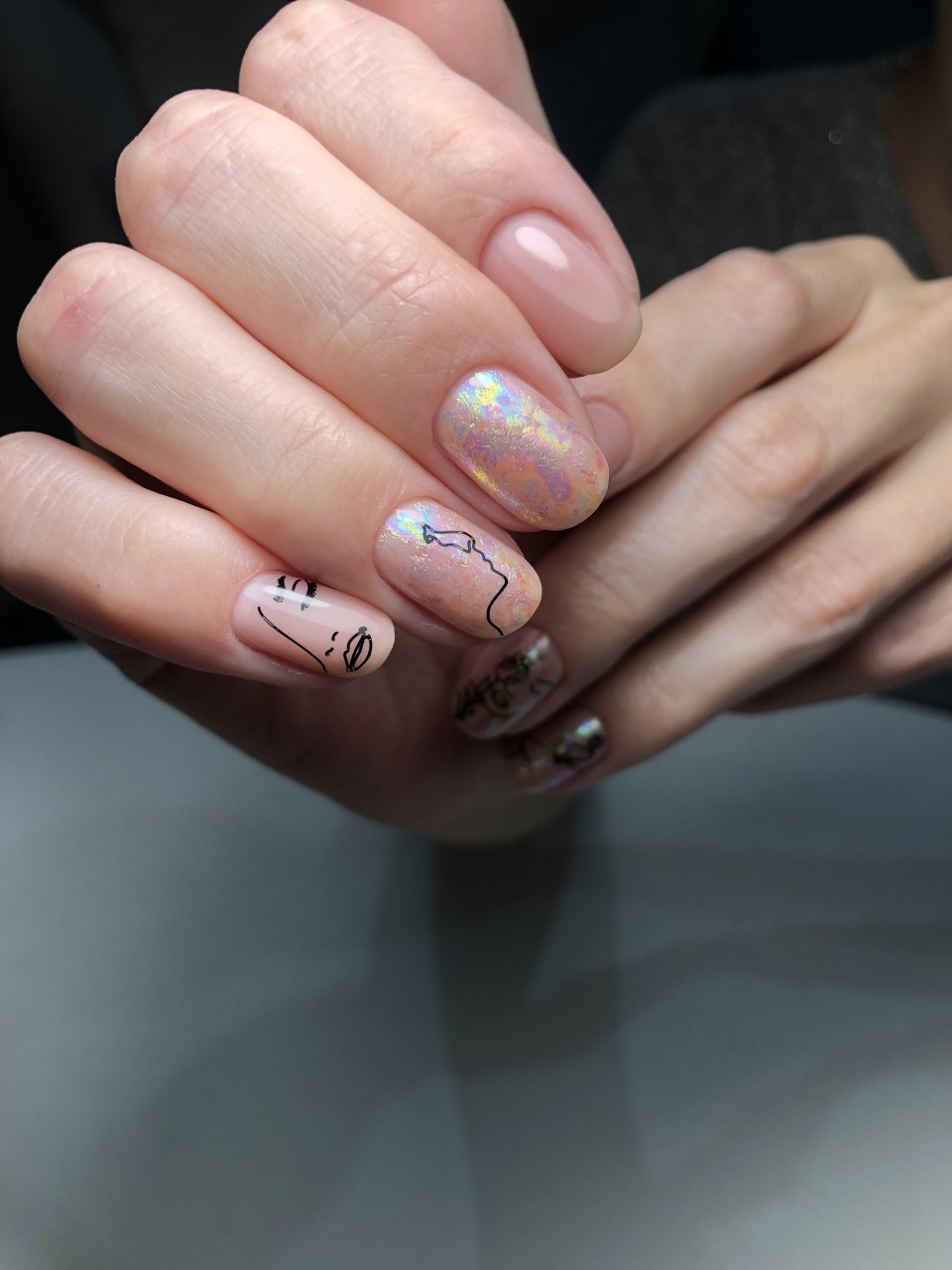 Разноцветный нюдовый маникюр