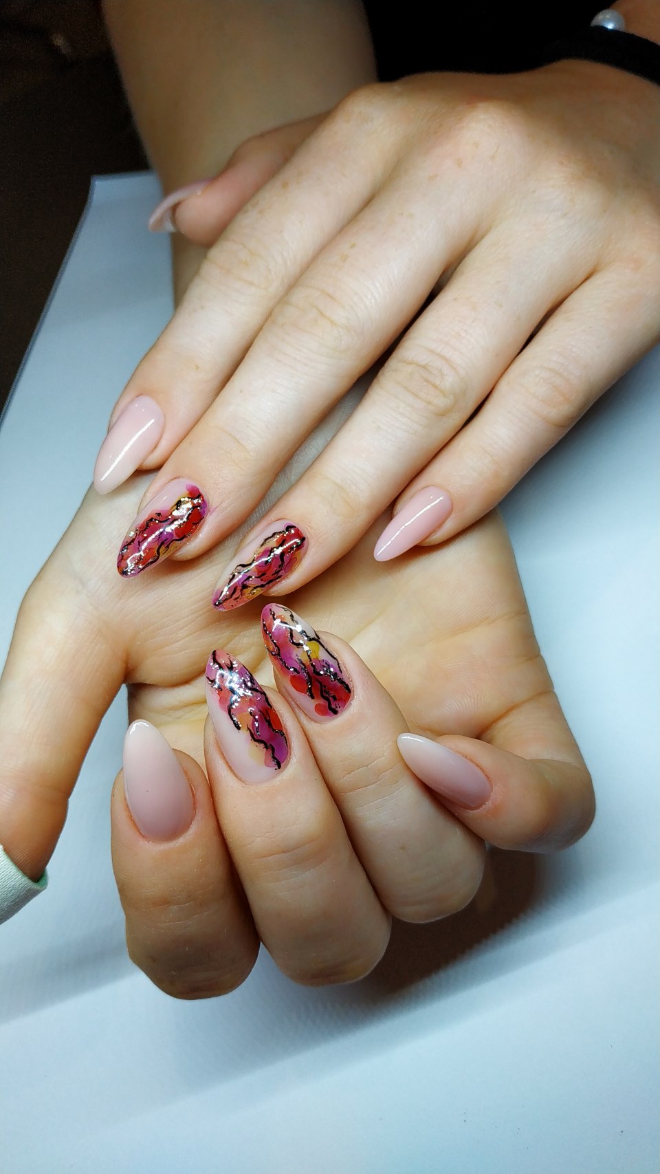 Нюдовый маникюр с абстракцией