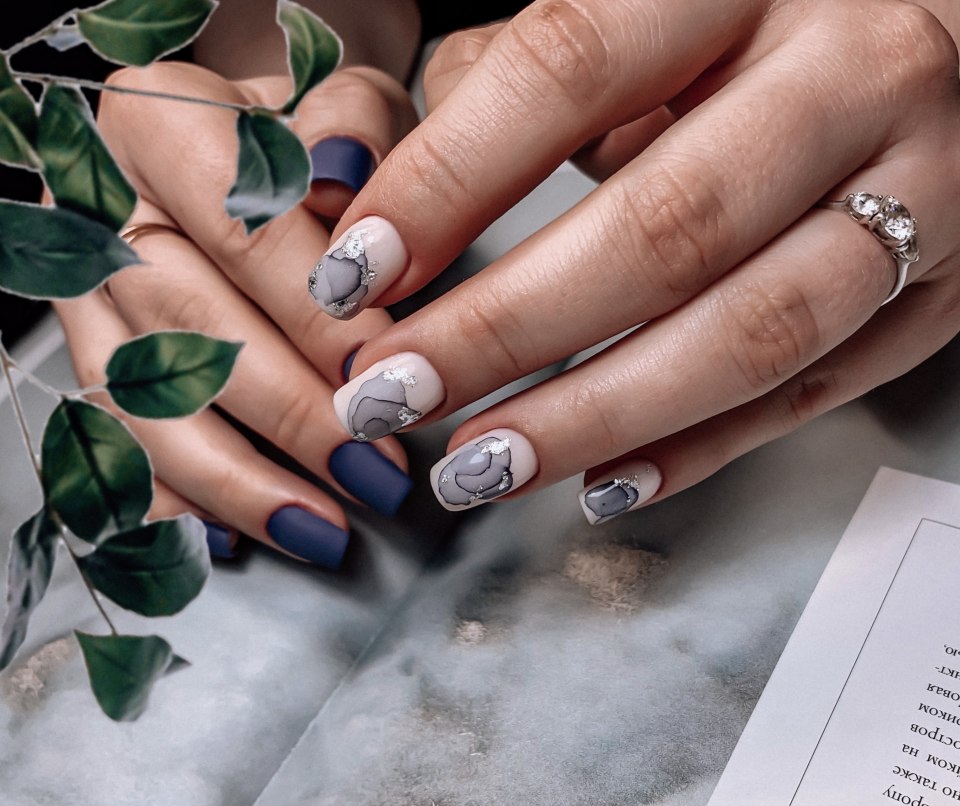 Летний маникюр прозрачный