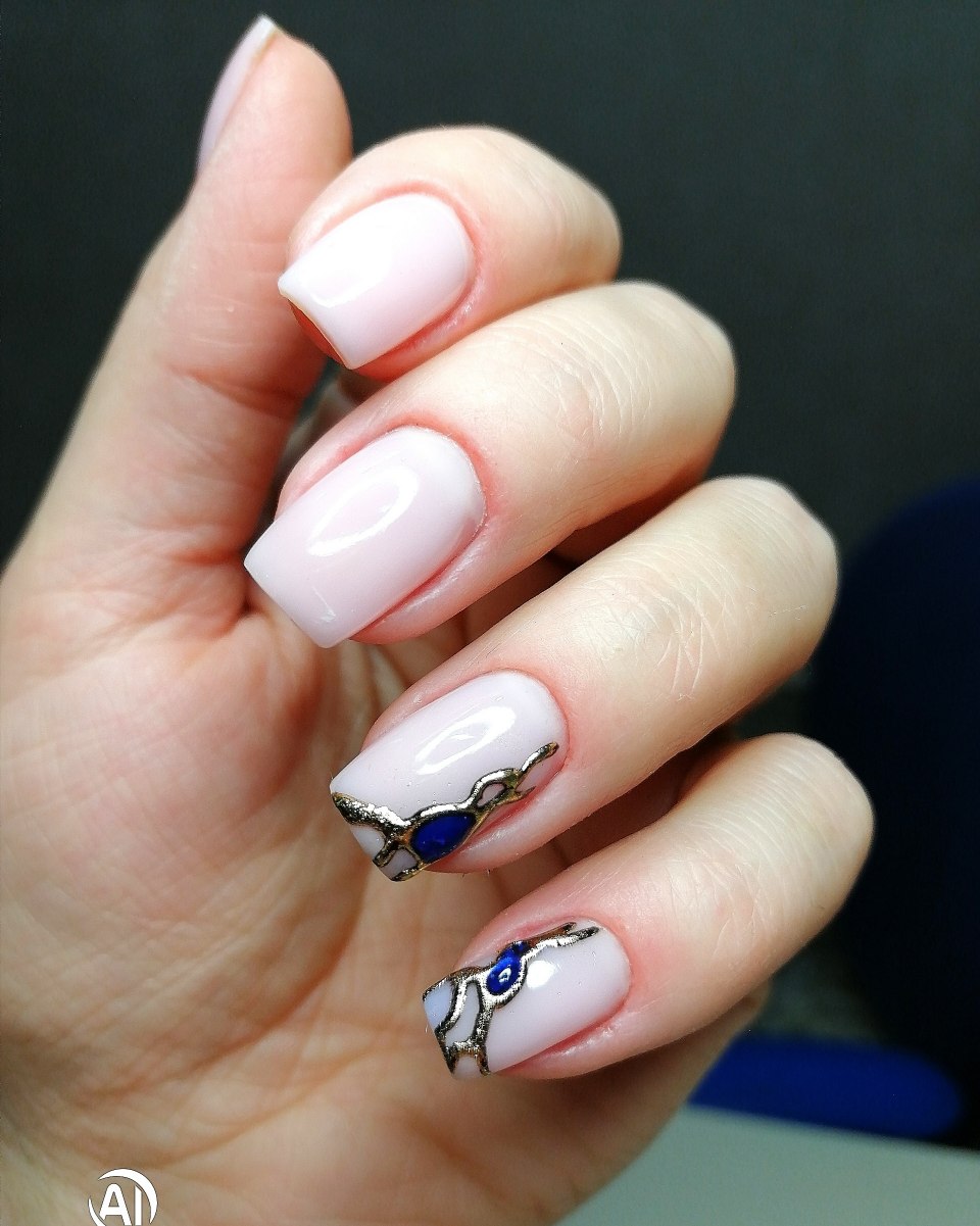 Абстракция на полупрозрачных ногтях