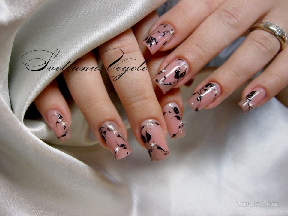 Маникюр френч с дизайном абстракция