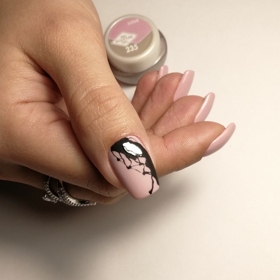 Летний маникюр абстракция