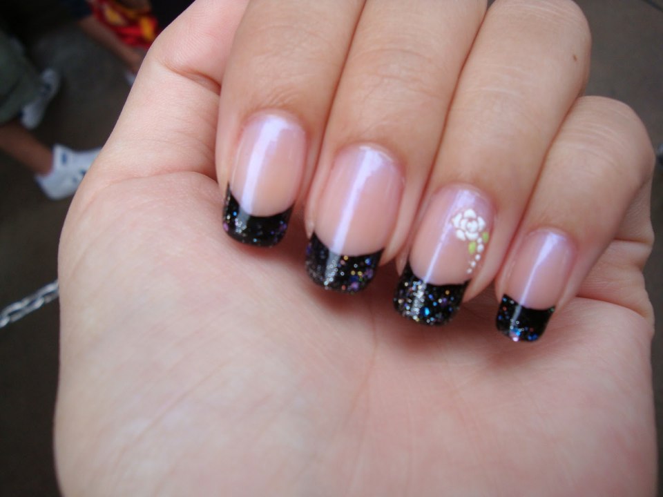 Френч на острые ногти с блестками