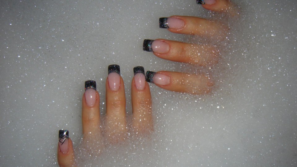 Чёрный френч с блестками на ногтях
