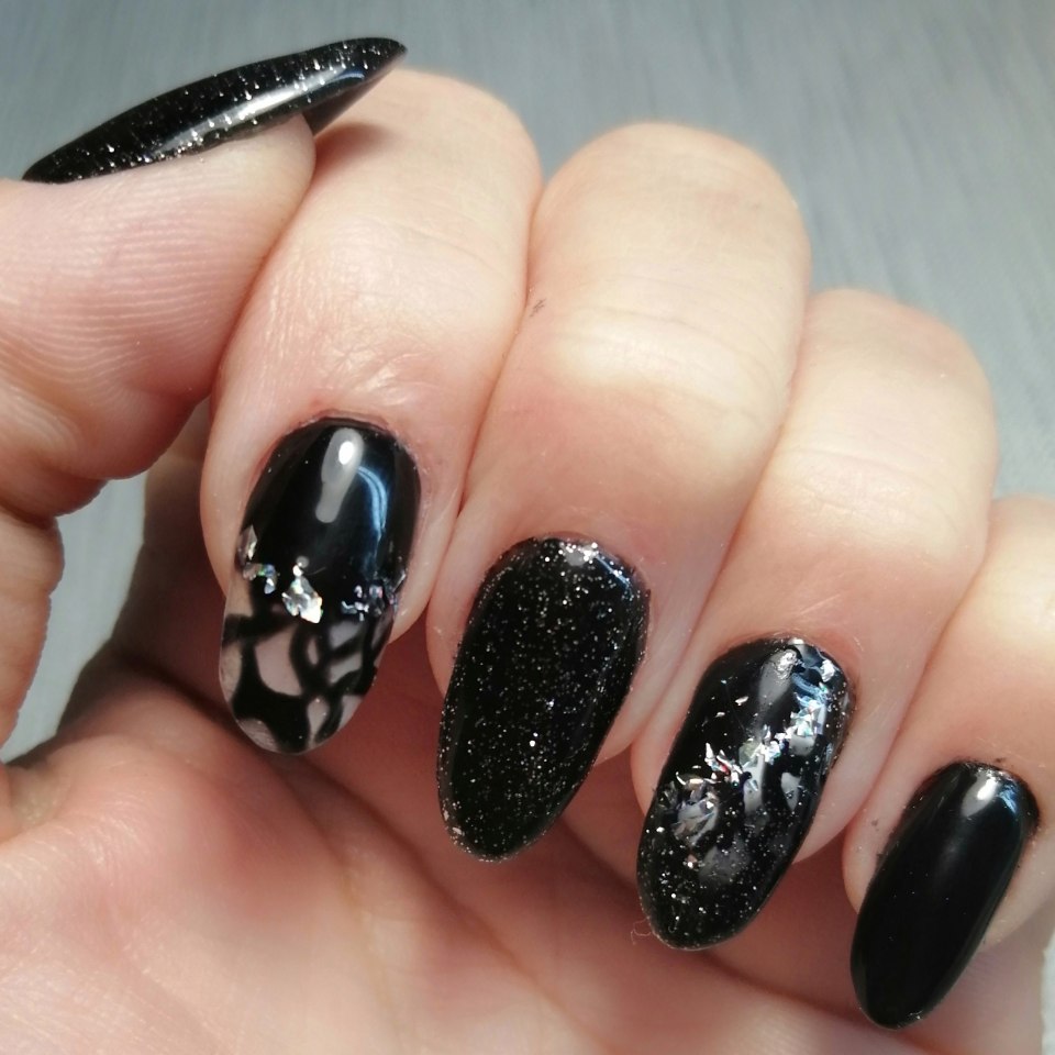 Маникюр черный с блестками