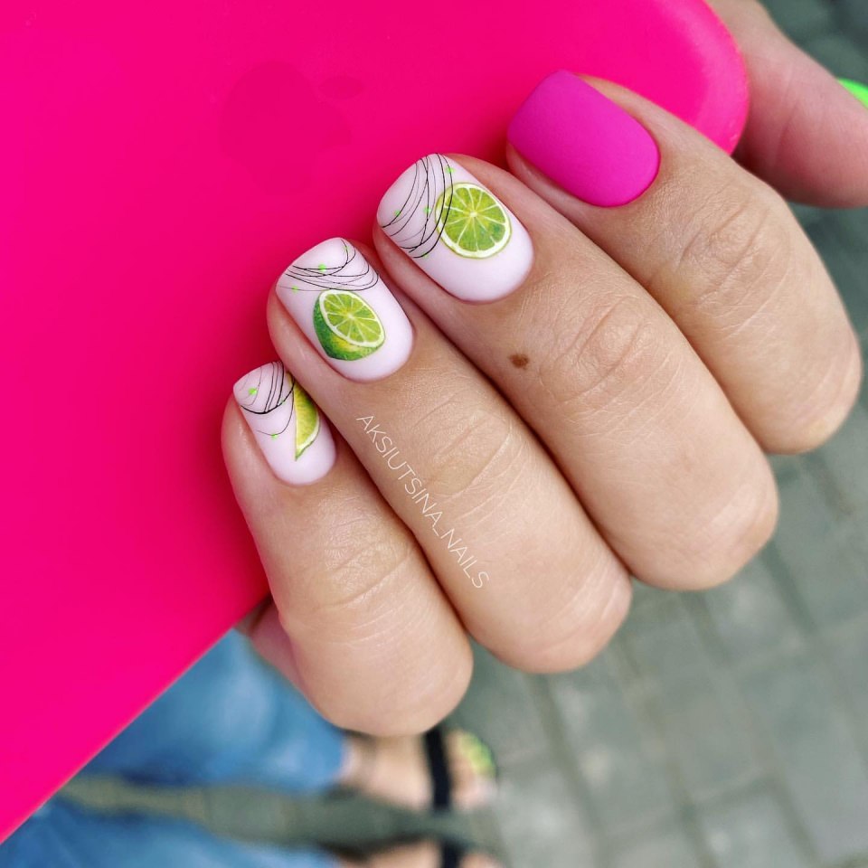 Яркий маникюр на короткие круглые ногти