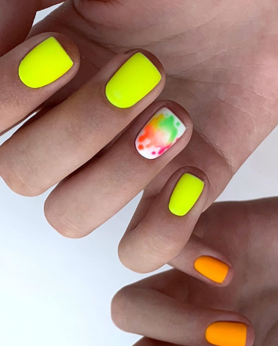 Яркие короткие ногти