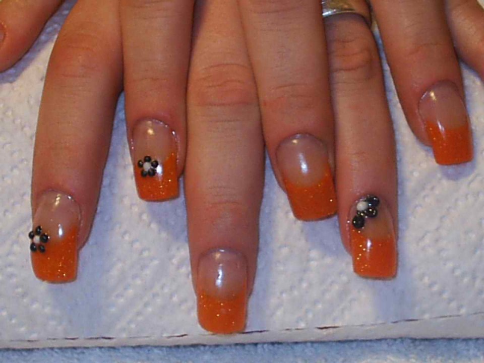 Маникюр оранжевый с черным френч