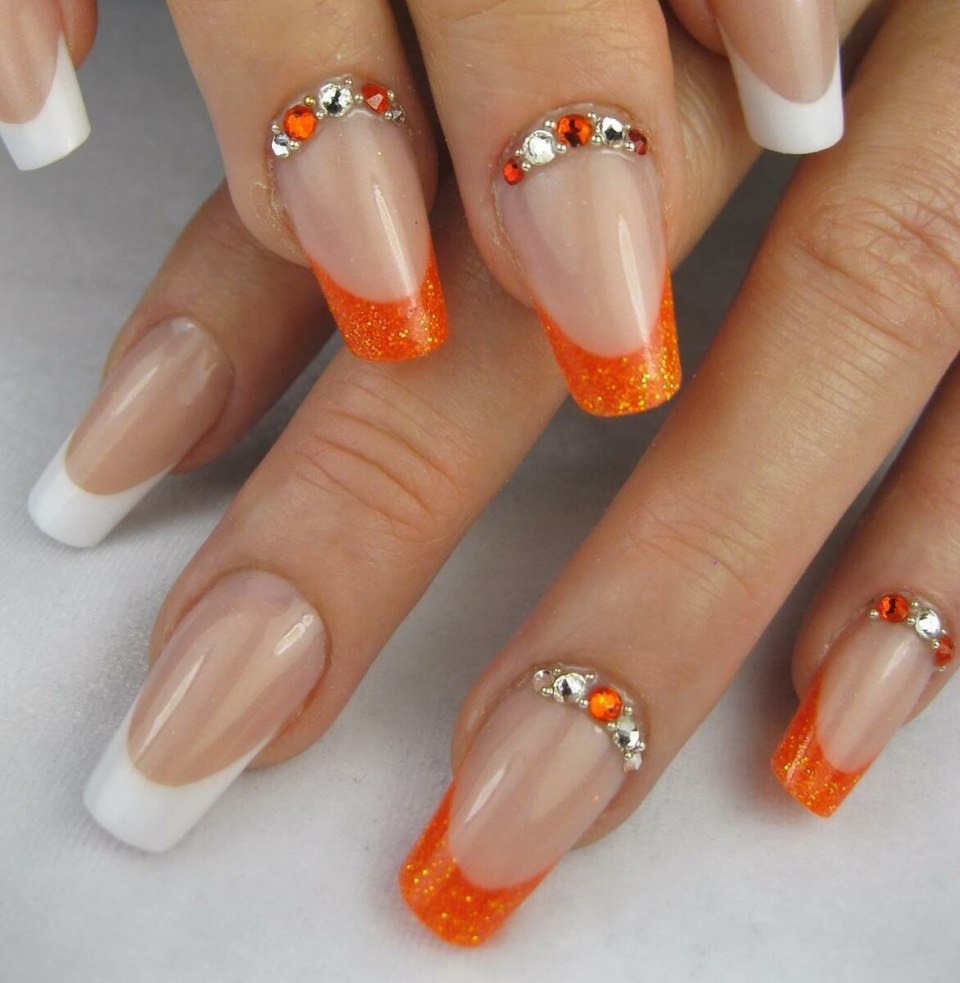 Оранжевый френч на ногтях 2021