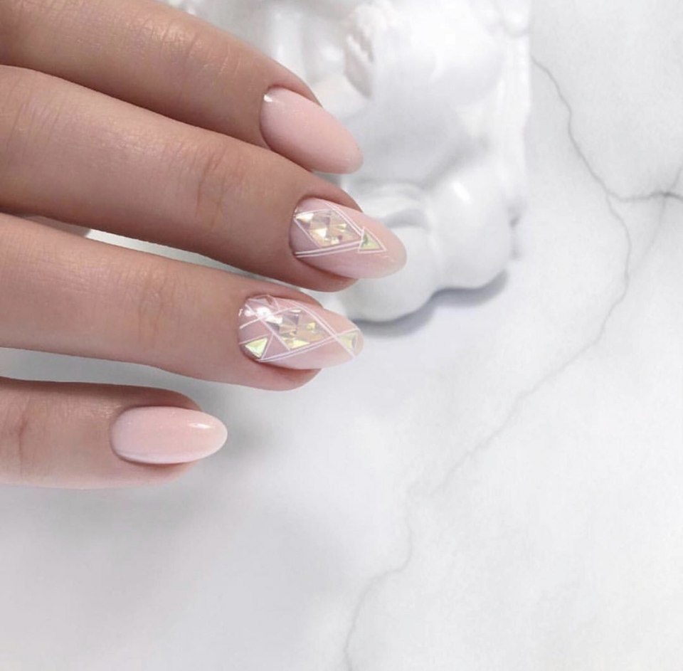 Нюдовый маникюр с втиркой 2021