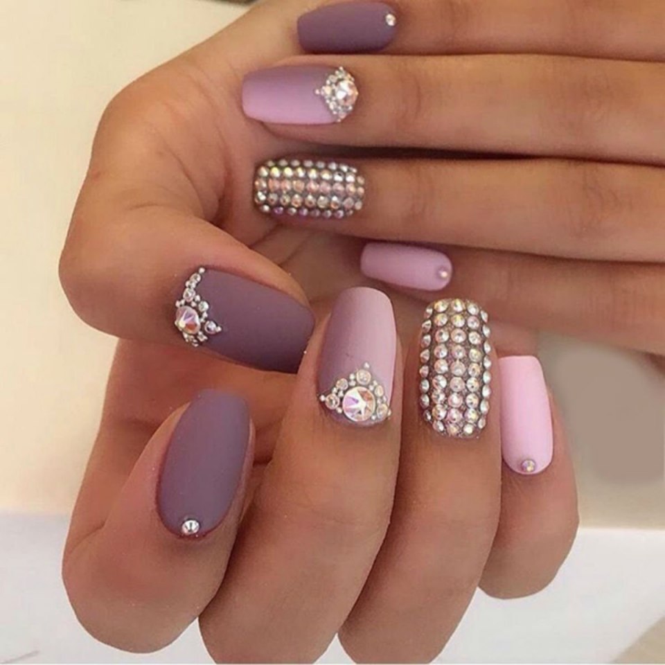 Маникюр со стразами