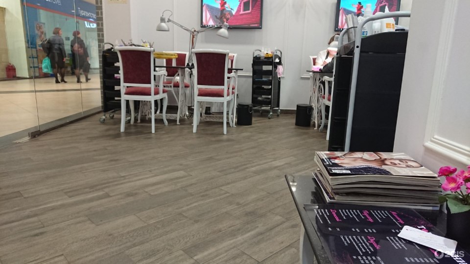 Кленовый лист на ногтях