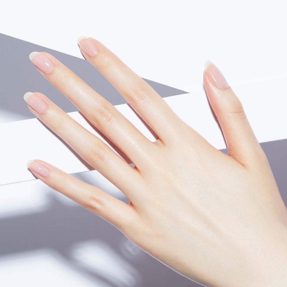 Дизайн ногтей на однотонном фоне