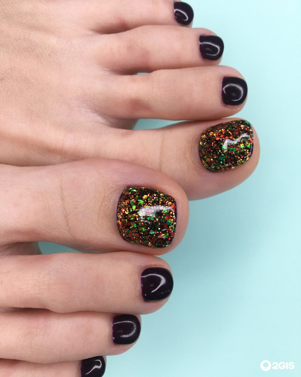 Бежевый маникюр с черными точками