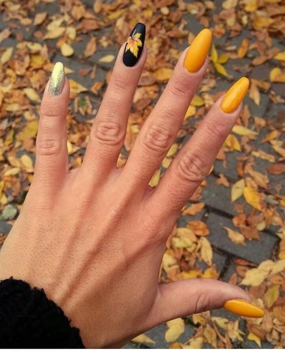 Прозрачный маникюр с полосками