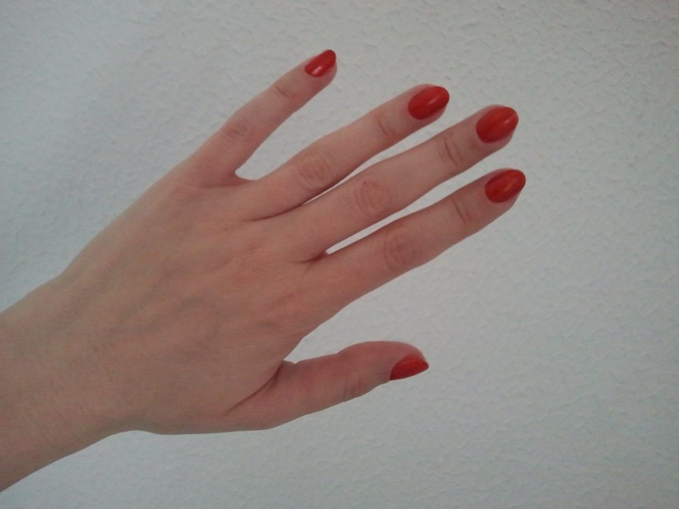 Маникюр с черными точками