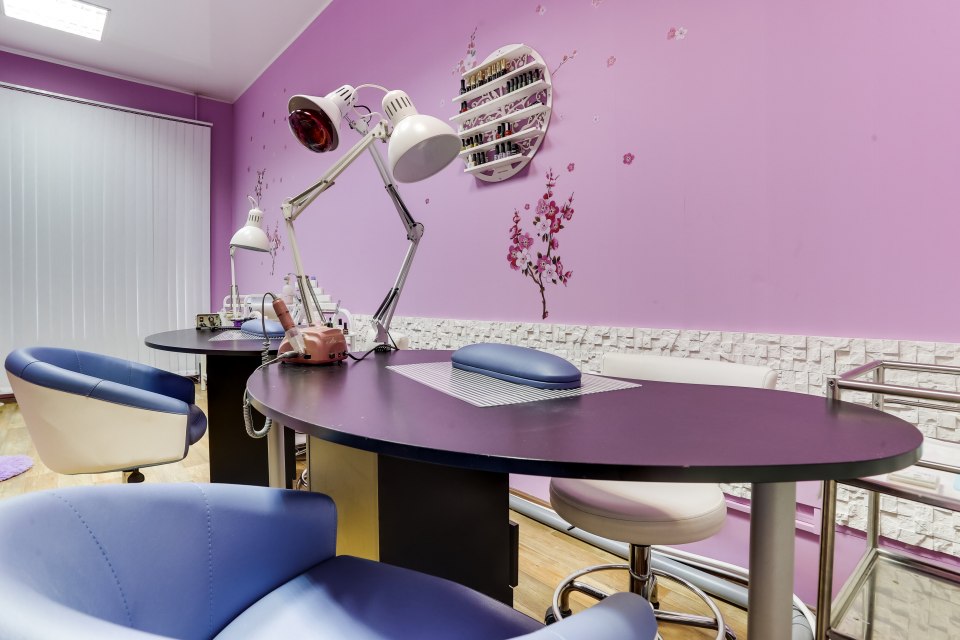 Клюющая форма ногтей