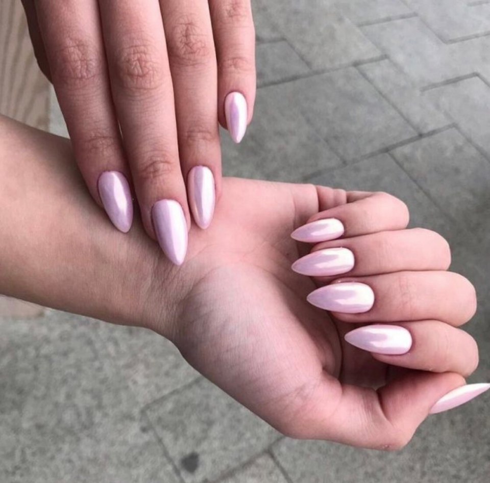 Розово белый маникюр на миндалевидных ногтях