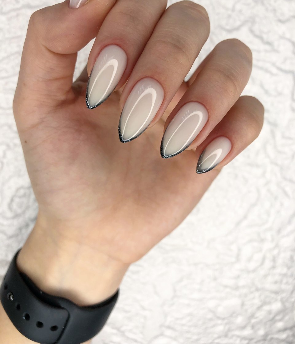 Молочные ногти миндаль