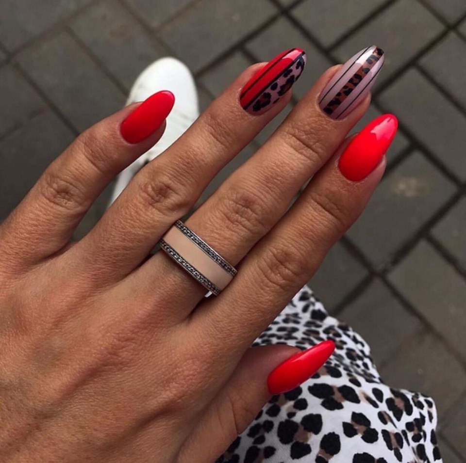 Маникюр в Красном цвете с леопардом