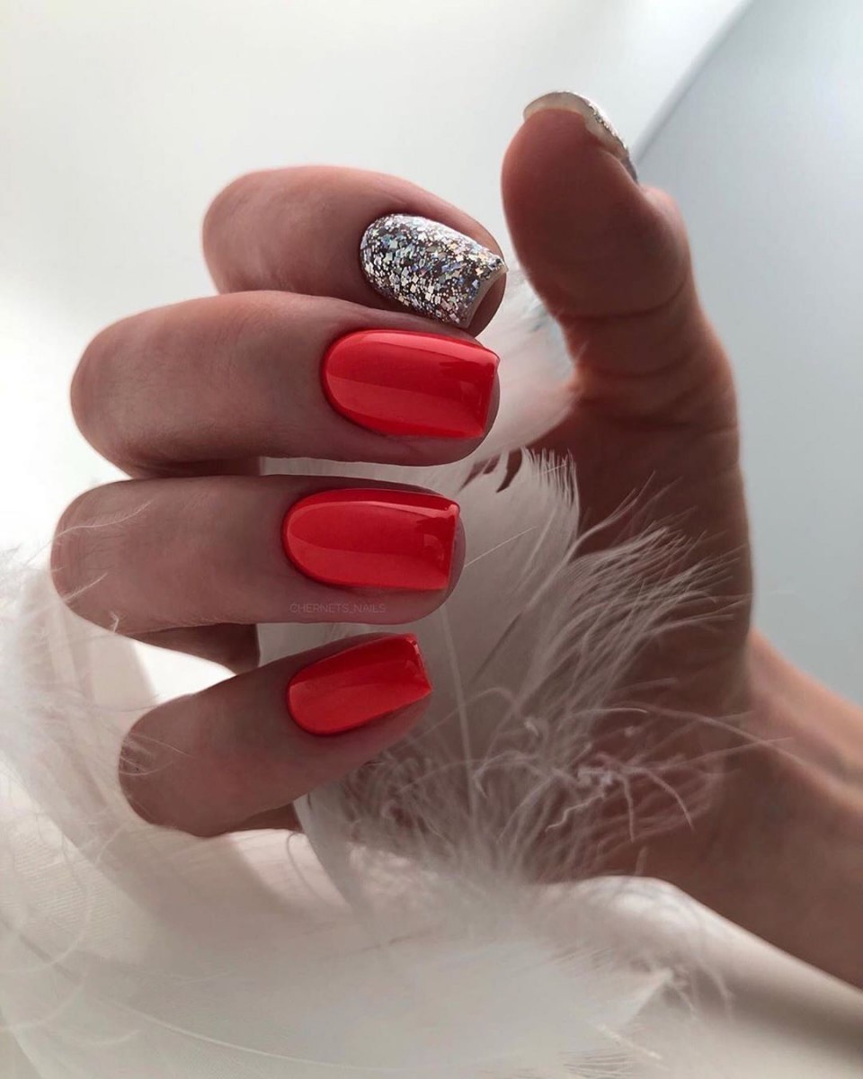 Красный маникюр с сердечками