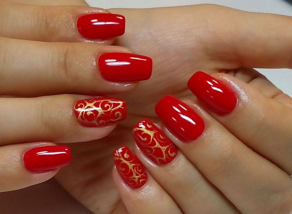 Маникюр красный с белым