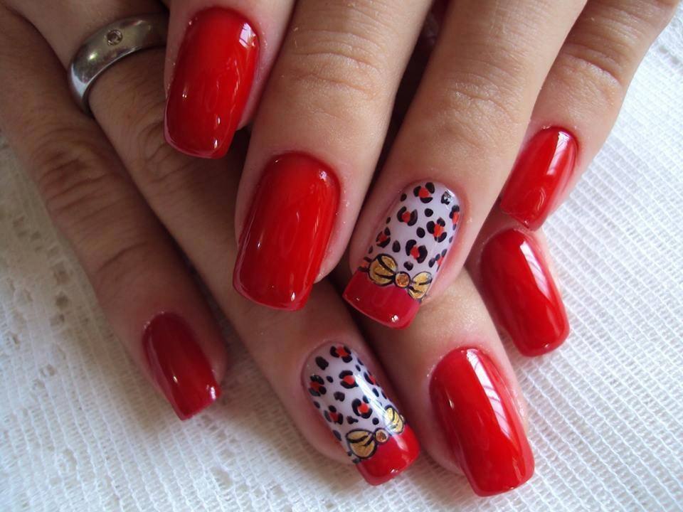 Креативный красный маникюр