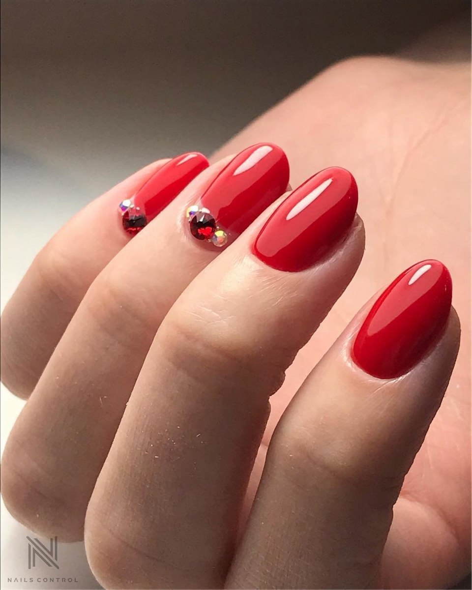 Красный маникюр