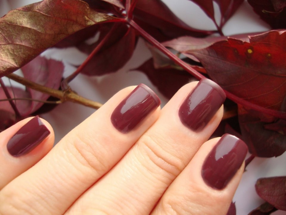 Осенний маникюр бордовый с желтым