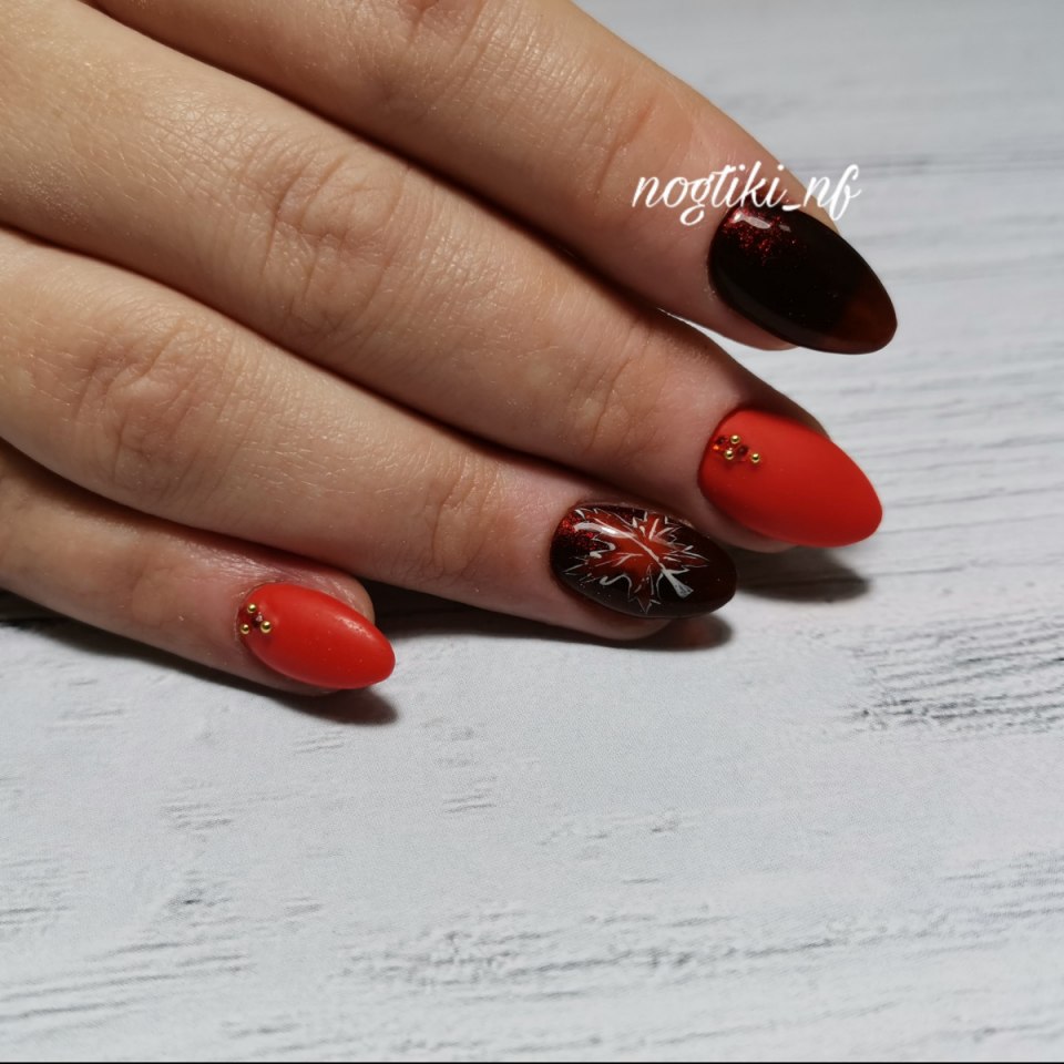 Бордовый маникюр с кленовым листом