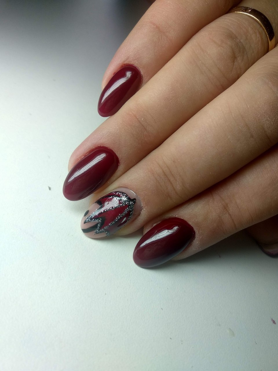 Маникюр горчичный с бордовым