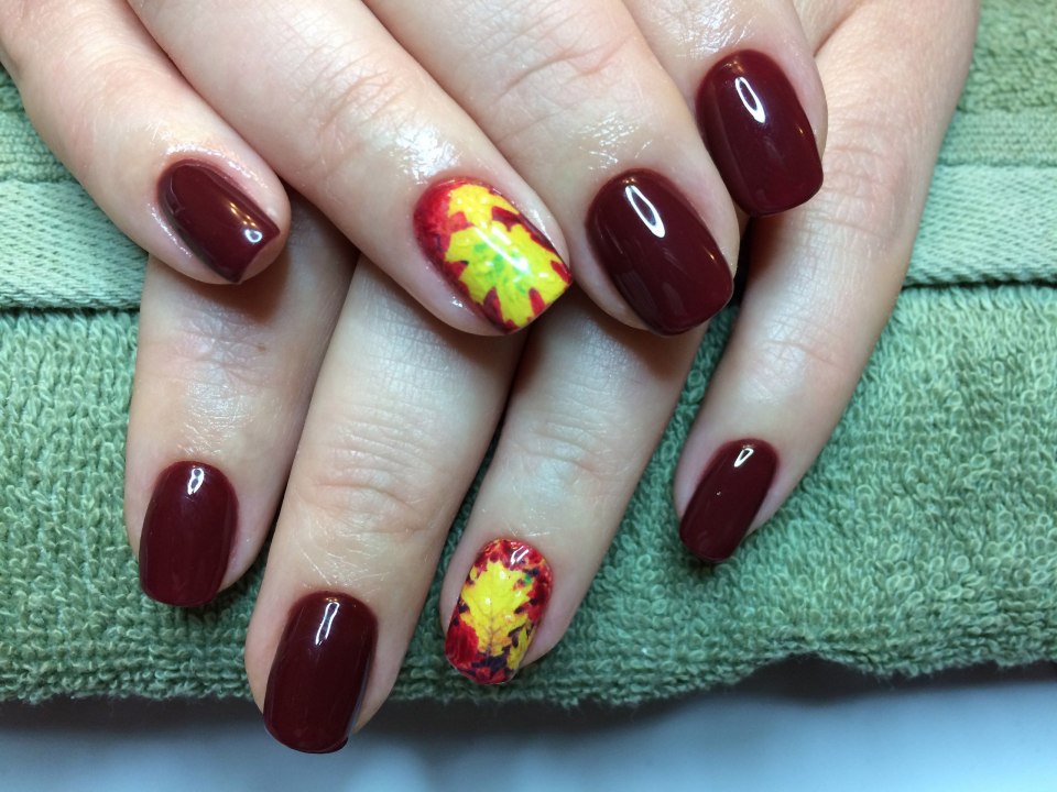 Ногти бордовые с листочками осенними