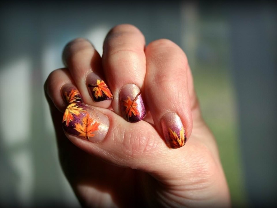 Маникюр бордовый с золотом