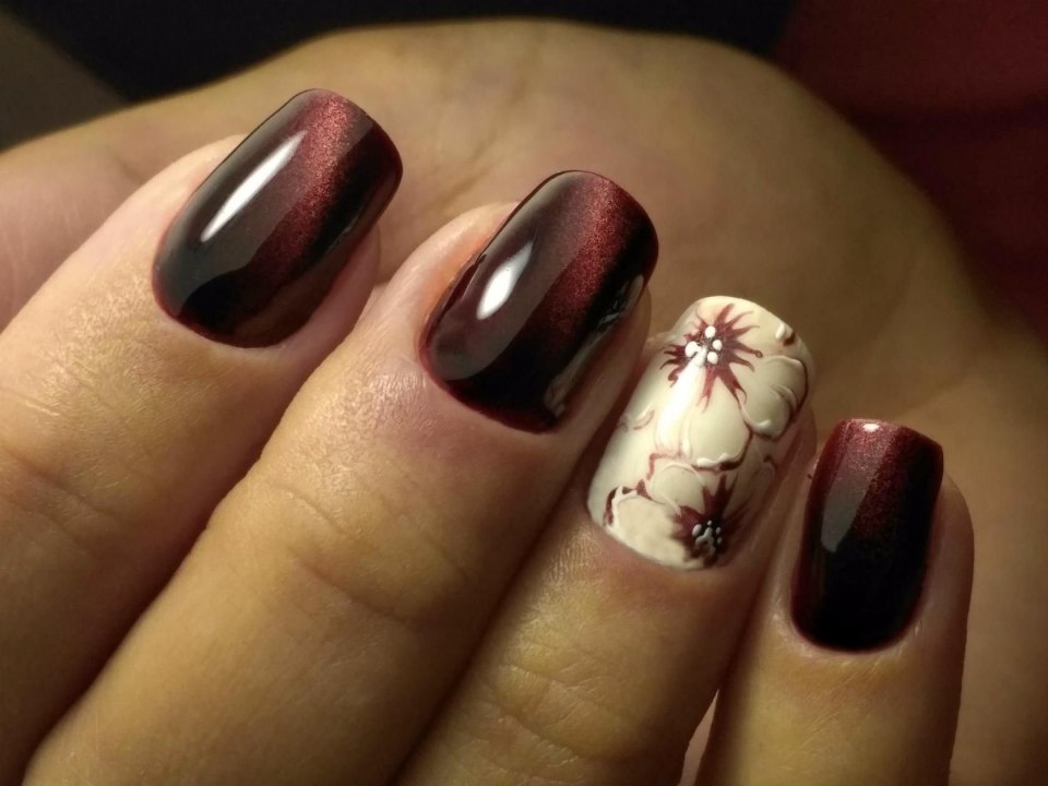 Серо бордовый маникюр