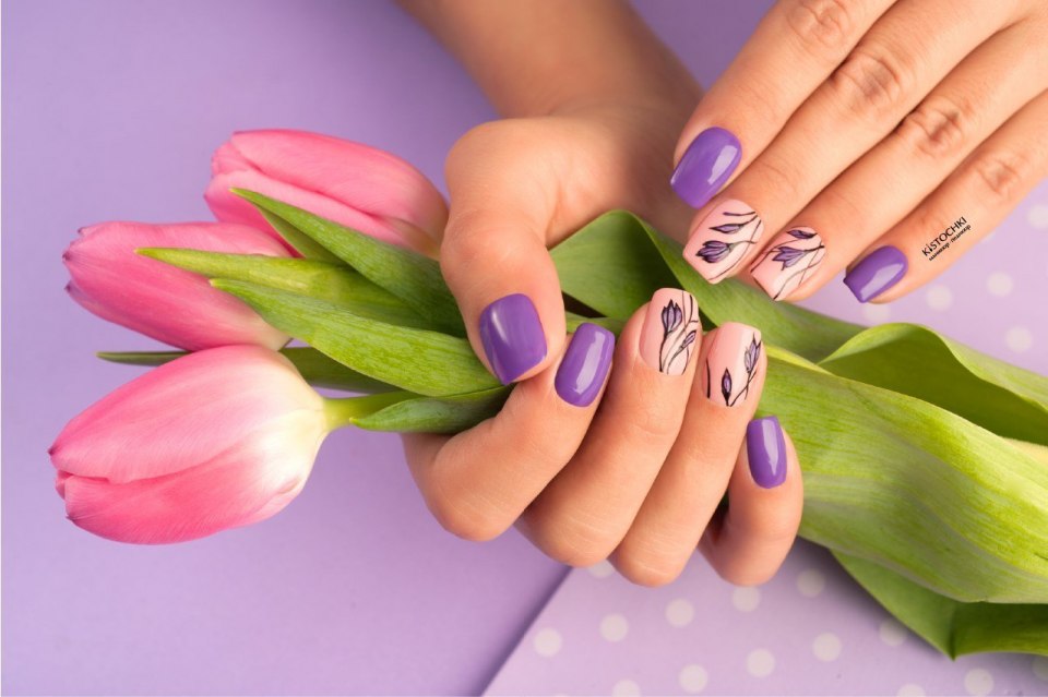 Руки с маникюром