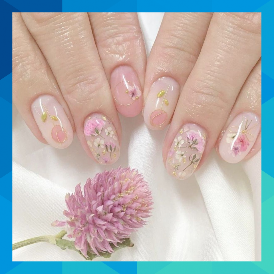 Прозрачный маникюр с сухоцветами