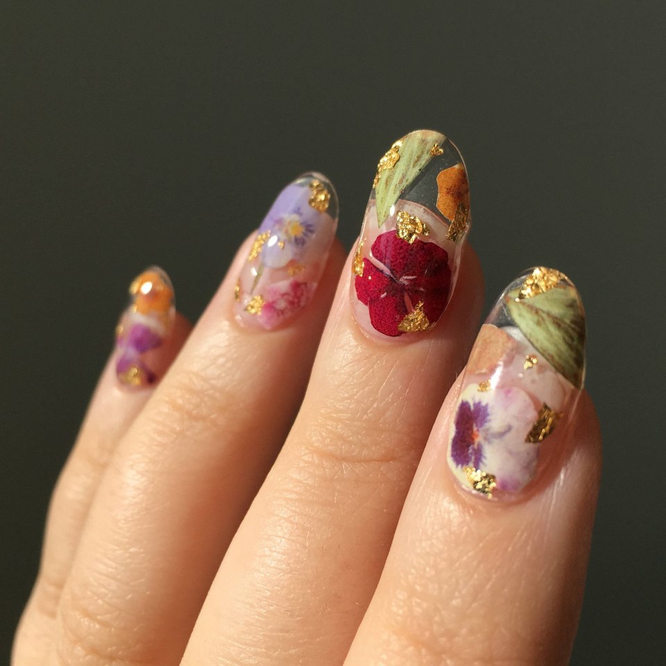 Прозрачный маникюр с цветами
