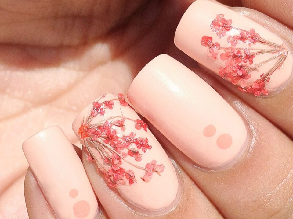 Маникюр цветы на прозрачной основе