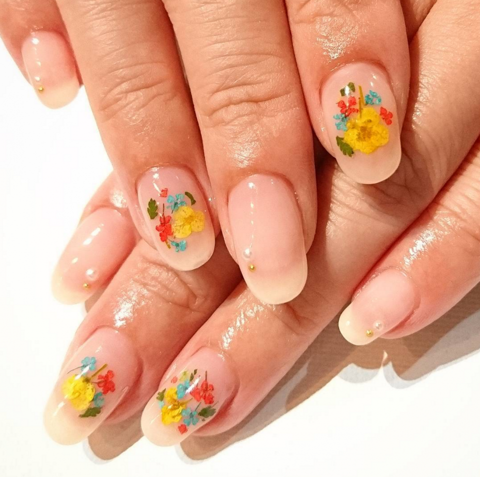Маникюр прозрачный с цветочками
