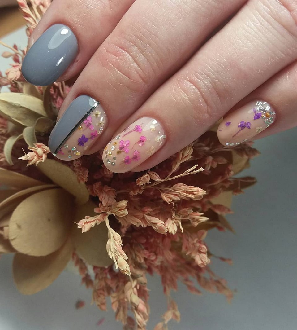Прозрачный маникюр с цветами