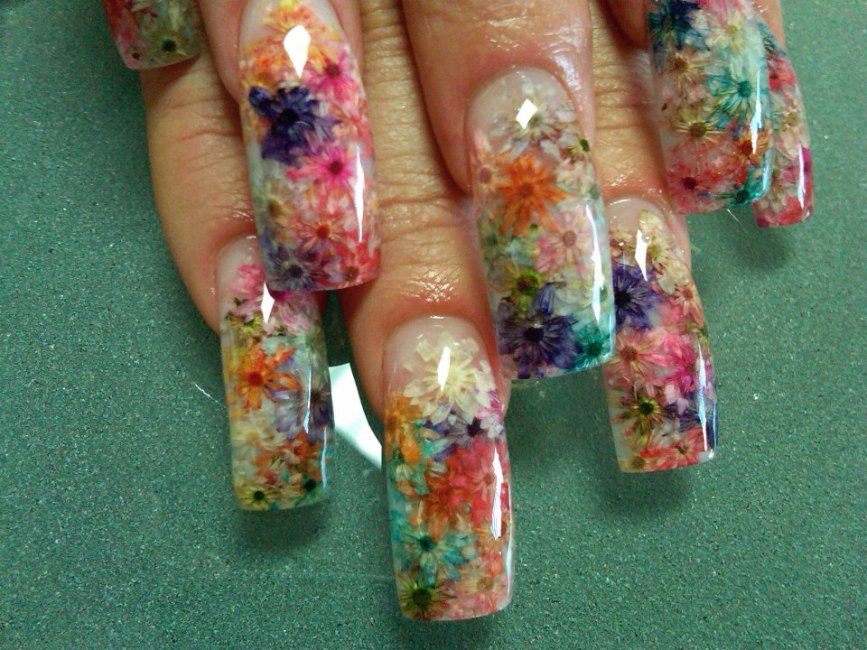 Сухоцветы на ногтях