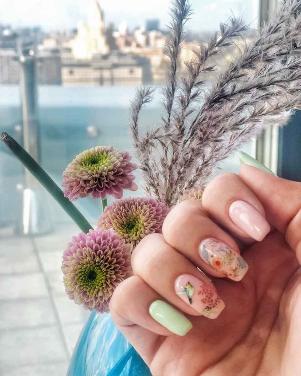 Молочный маникюр с сухоцветами