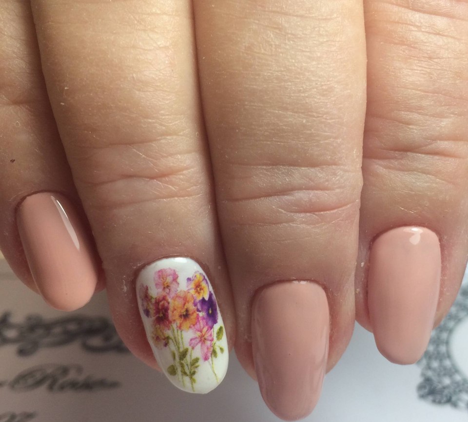 Маникюр с разводами на короткие ногти