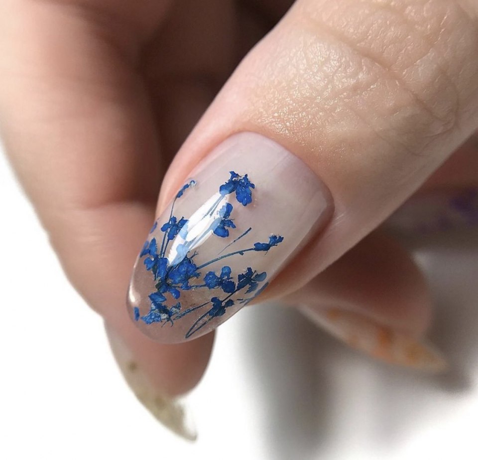 Сухоцветы на ногтях