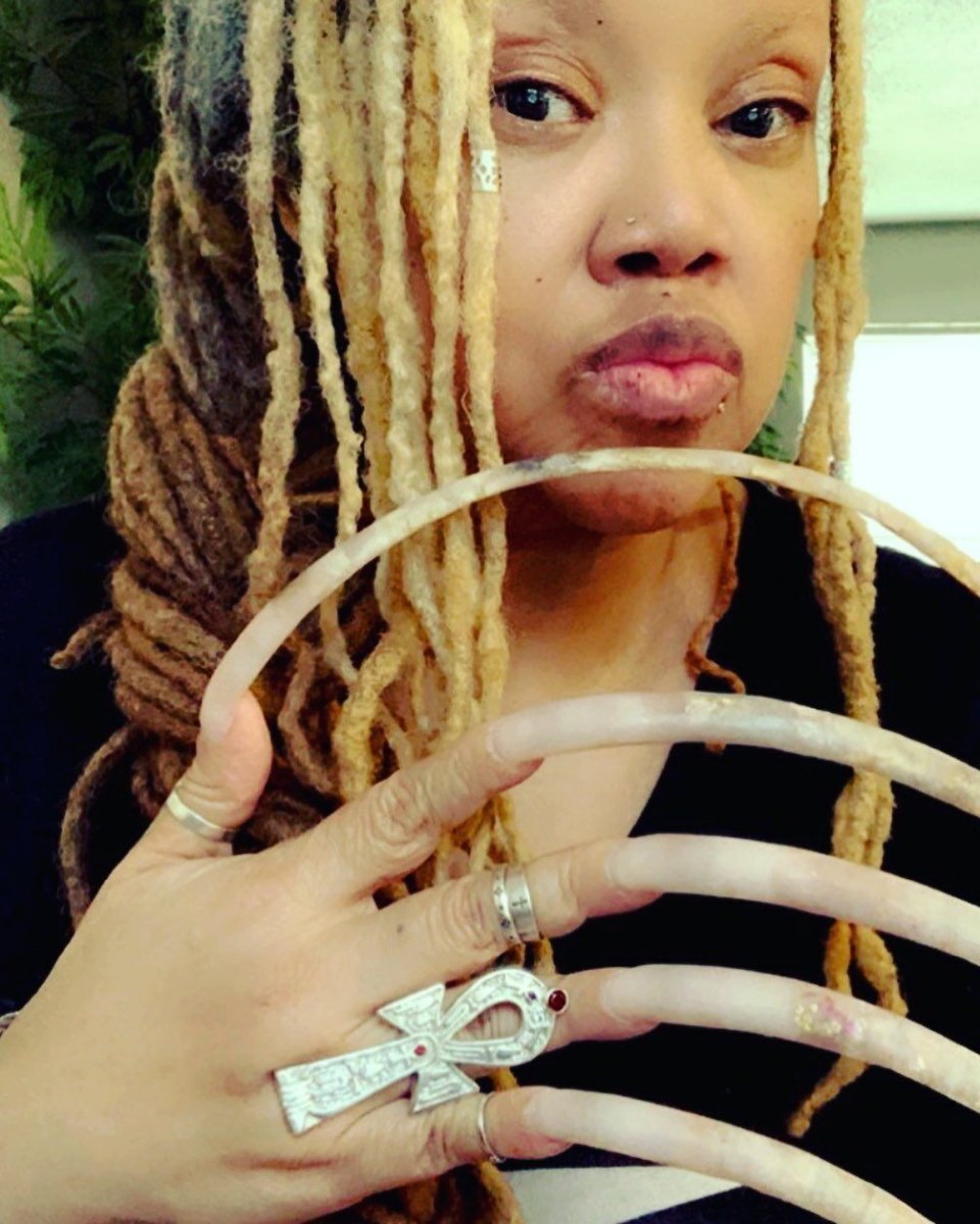 Длинные накрашенные ногти